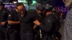 Los Angeles, giornalista Cnn allontanato dai poliziotti con le mani dietro la schiena