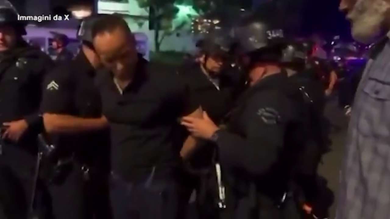 los angeles giornalista cnn allontanato dai poliziotti con le mani dietro la schiena