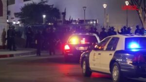 Disordini a Los Angeles, imposto il coprifuoco ma è caos nelle strade
