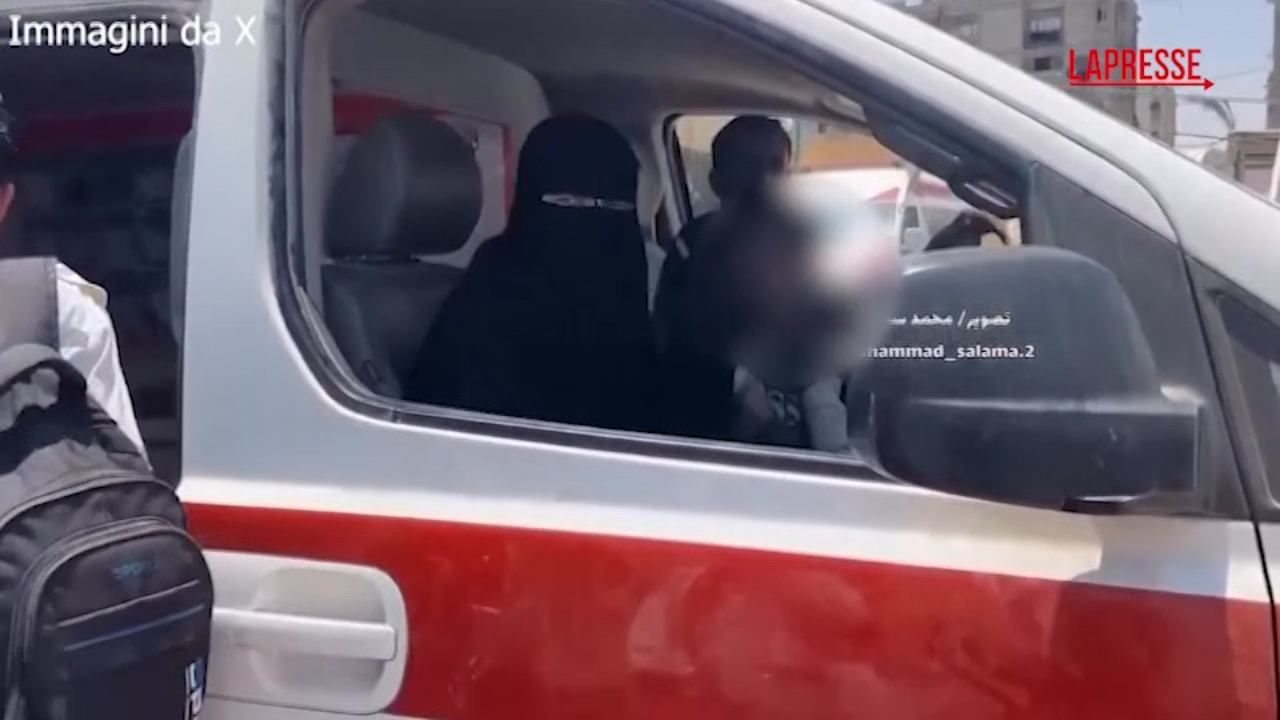 gaza il piccolo adam 232 in arrivo a milano con la madre la dottoressa alaa al najjar