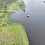 Siberia, 30 tonnellate di gasolio nel fiume Yenisei dopo un incidente: le immagini dal drone