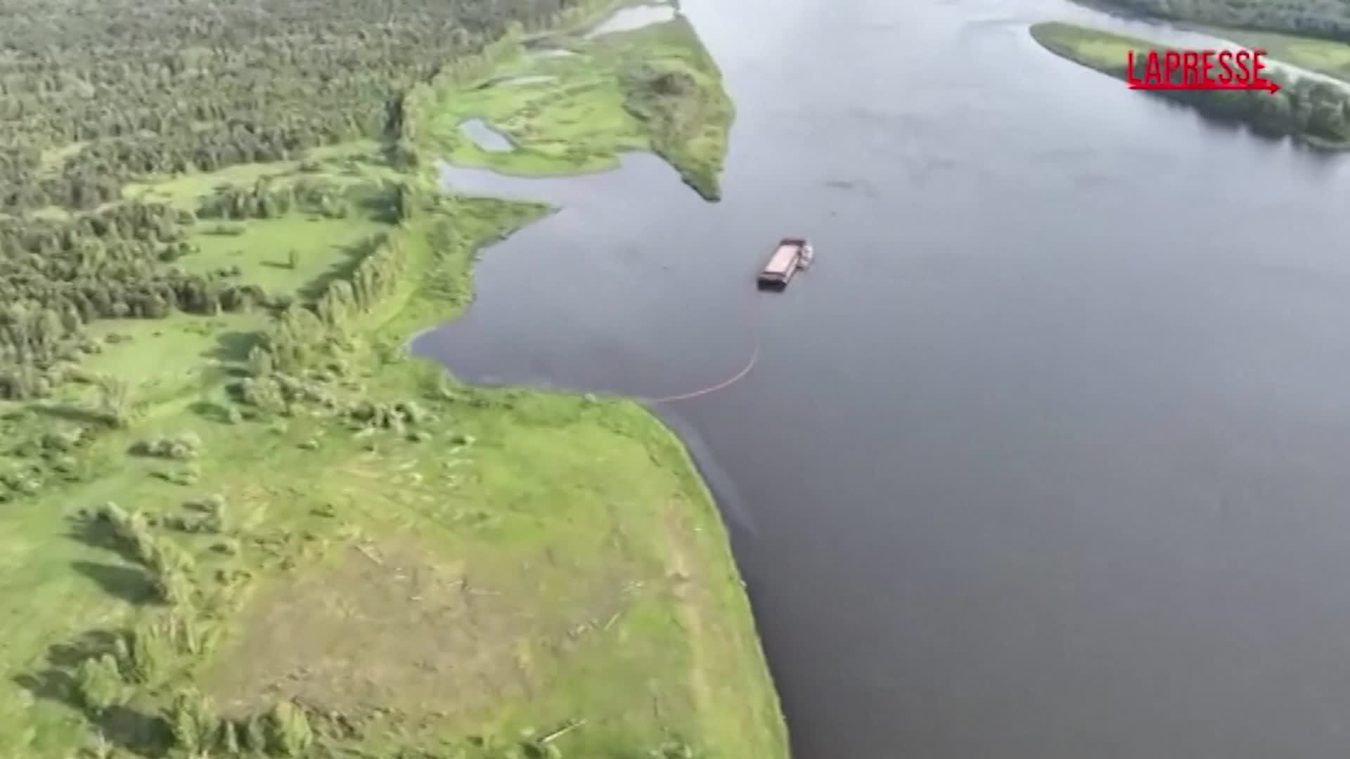 Siberia, 30 tonnellate di gasolio nel fiume Yenisei dopo un incidente: le immagini dal drone