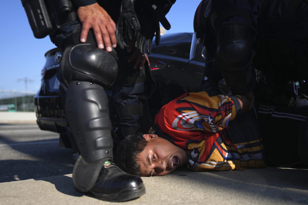 disordini a los angeles proteste anche a ny arresti di massa dopo il coprifuoco