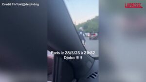 Roland Garros 2025, Djokovic abbandona la racchetta per una bici e gira di notte a Parigi