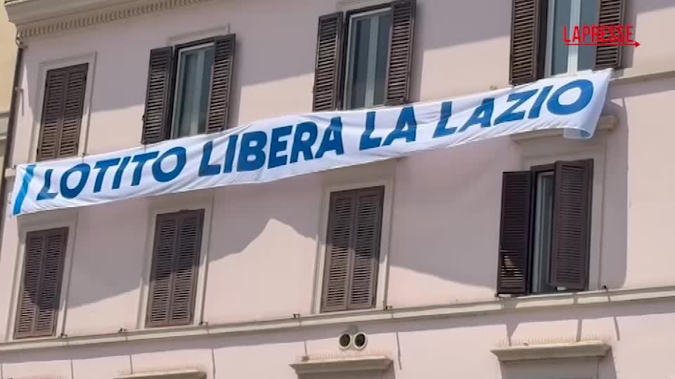 lotito libera la lazio enorme striscione esposto davanti alla camera