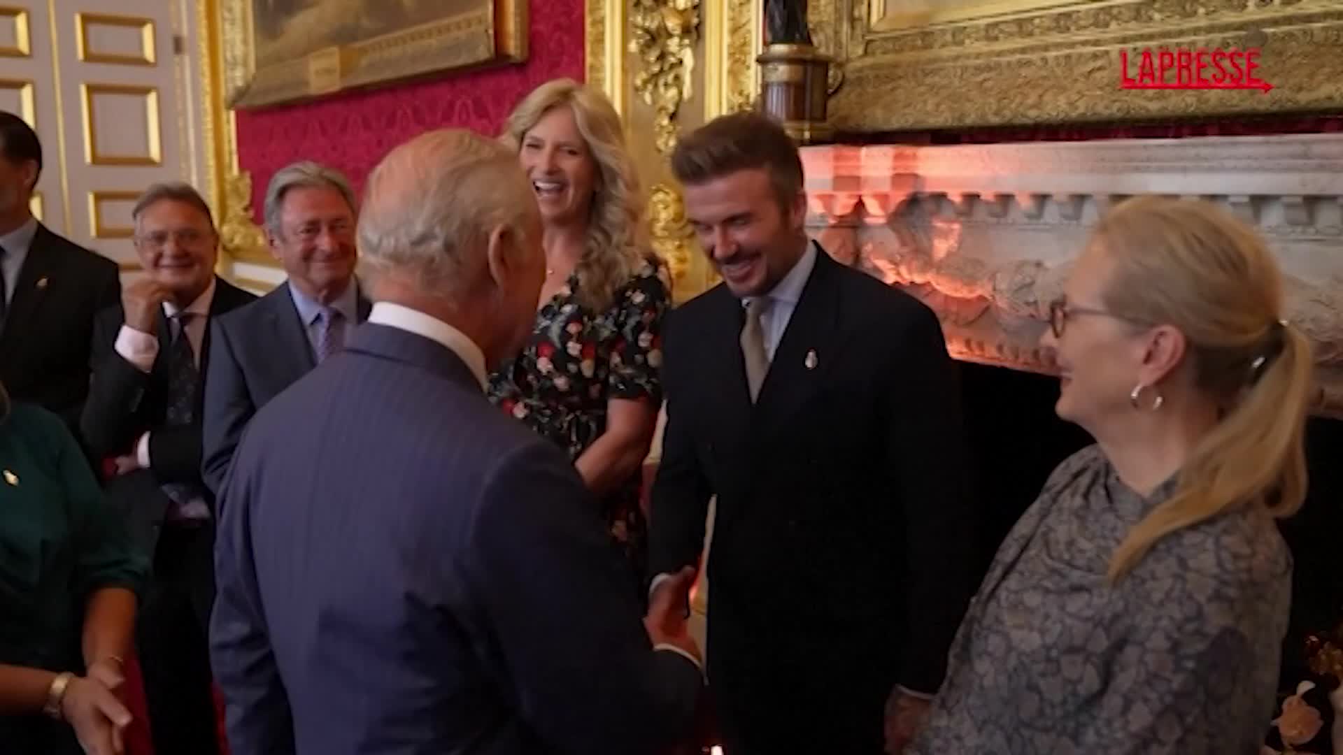 Re Carlo saluta Meryl Streep, Kate Winslet e David Beckham a un evento al St. James’s Palace