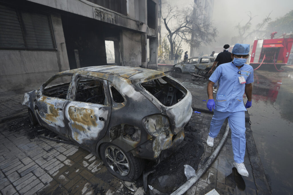 Galleria foto 'Aereo caduto oggi in India, oltre 200 morti: la tragedia in 10 foto' - foto 5