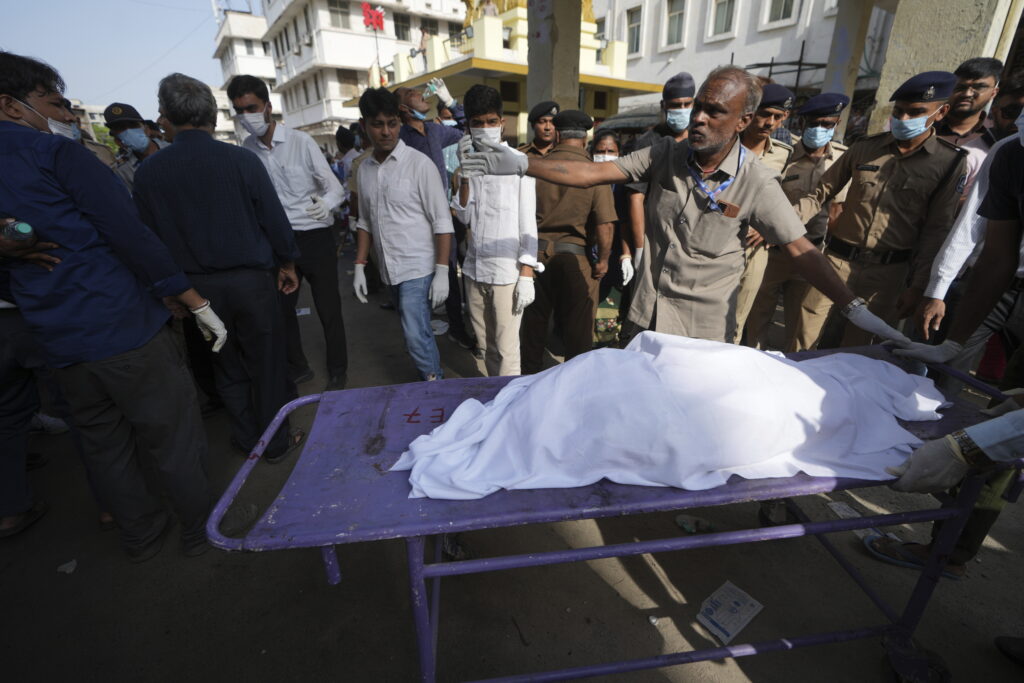 Galleria foto 'Aereo caduto oggi in India, oltre 200 morti: la tragedia in 10 foto' - foto 7