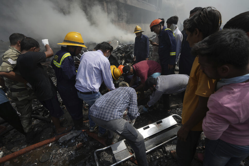 Galleria foto 'Aereo caduto oggi in India, oltre 200 morti: la tragedia in 10 foto' - foto 8