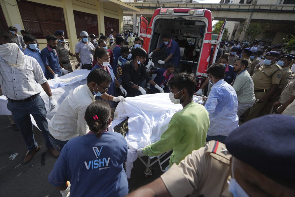 Galleria foto 'Aereo caduto oggi in India, oltre 200 morti: la tragedia in 10 foto' - foto 2