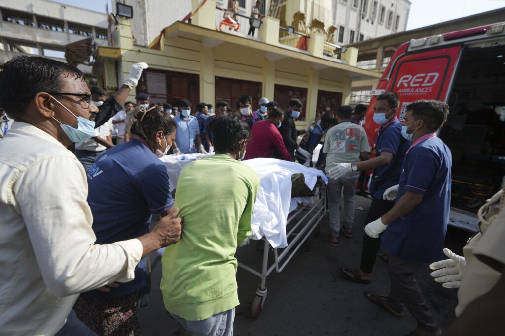 Galleria foto 'Aereo caduto oggi in India, oltre 200 morti: la tragedia in 10 foto' - foto 3