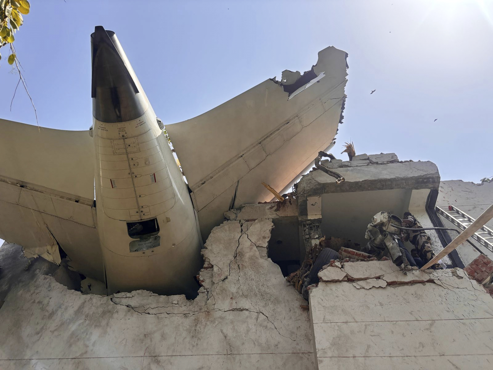 Aereo caduto oggi in India, oltre 200 morti: la tragedia in 10 foto Aereo caduto oggi in India, oltre 200 morti: la tragedia in 10 foto