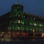 Città del Messico si illumina di verde a un anno dal via ai Mondiali di calcio