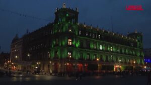 Città del Messico si illumina di verde a un anno dal via ai Mondiali di calcio