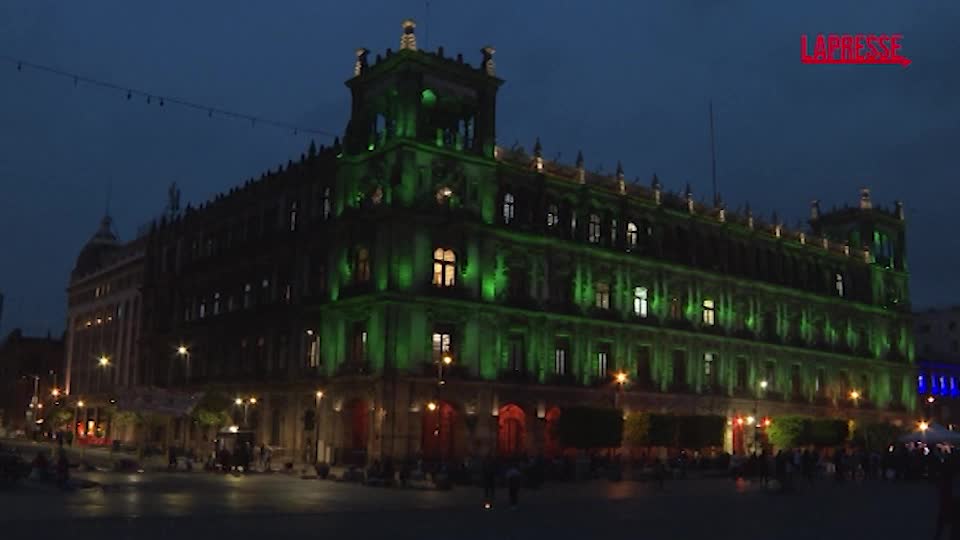 citt224 del messico si illumina di verde a un anno dal via ai mondiali di calcio
