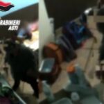 Asti, vessazioni e insulti razzisti alla materna: sospese due educatrici. Le immagini dei maltrattamenti