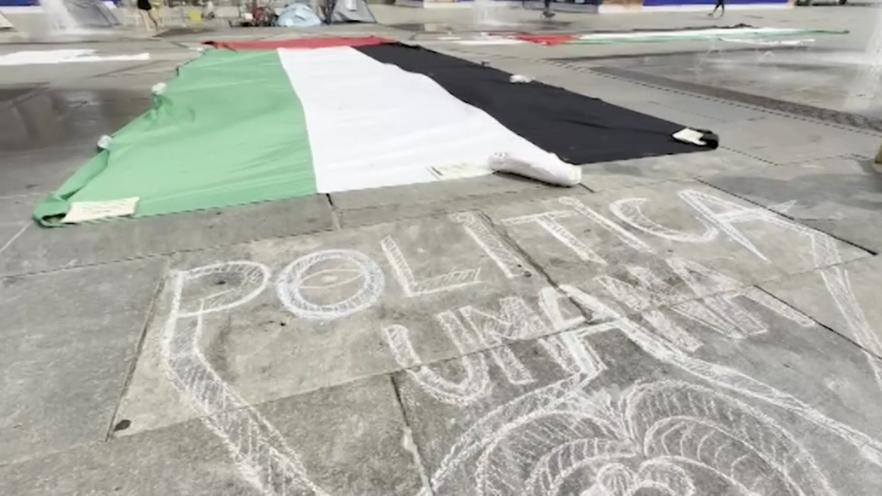 Attivisti bloccati al Cairo, presidio pro Pal a Torino: “Questo è solo l’inizio” Attivisti bloccati al Cairo, presidio pro Pal a Torino: “Questo è solo l’inizio”