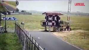 Aereo precipitato in India: le immagini del decollo e dello schianto