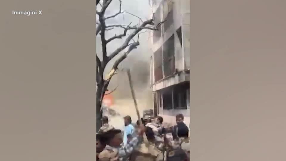 india aereo si schianta su edificio fumo e caos sul luogo della tragedia