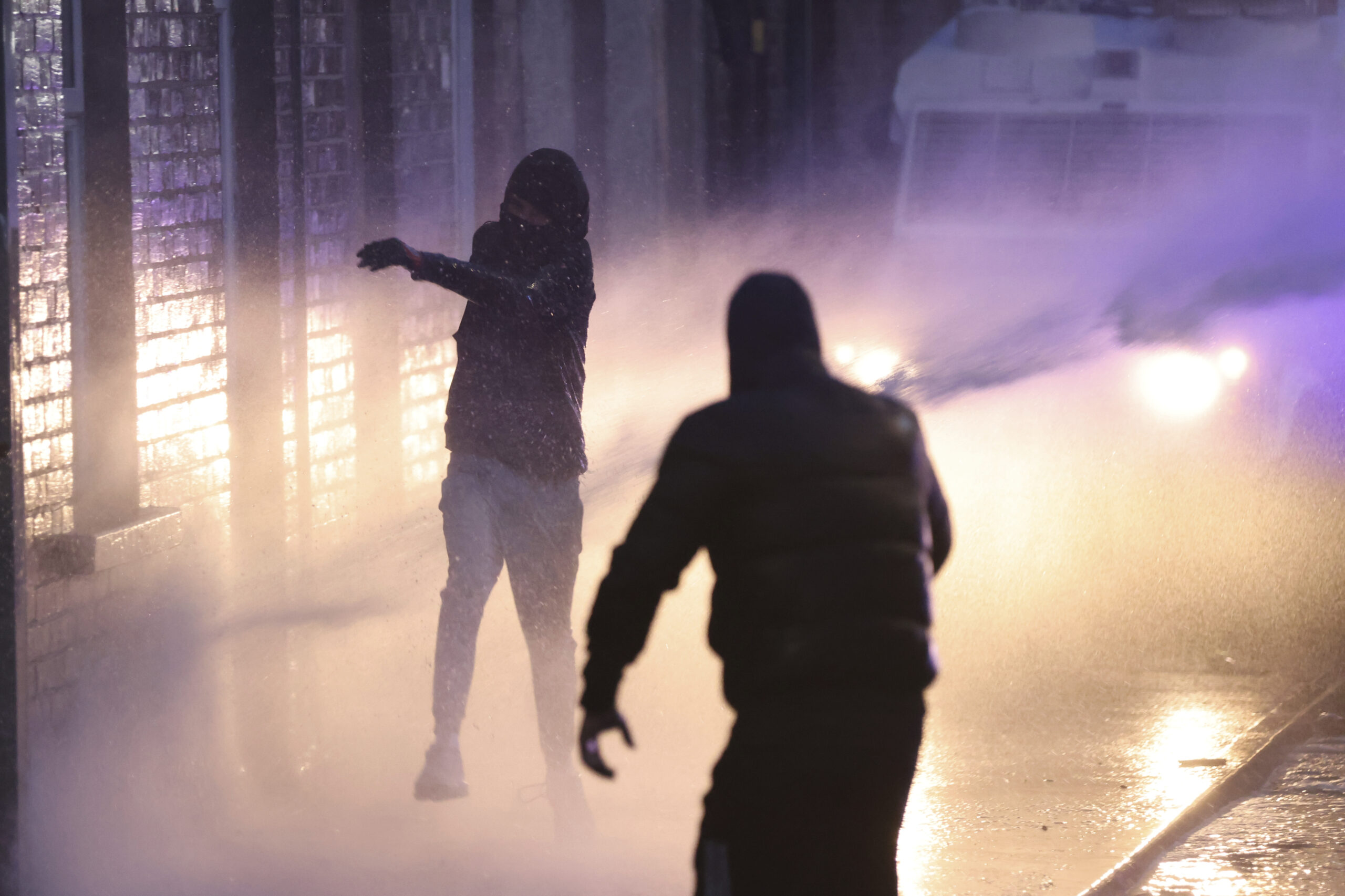 Irlanda del Nord, ancora scontri e tensioni: attacchi a sfondo razziale a case e centri di accoglienza Irlanda del Nord, ancora scontri e tensioni: attacchi a sfondo razziale a case e centri di accoglienza