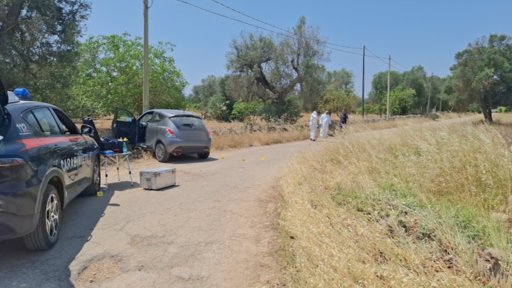 carabiniere ucciso a brindisi nuova sparatoria presi due fuggitivi uno 232 morto