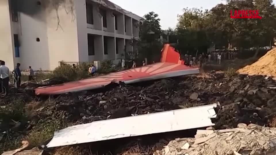 Aereo Air India caduto, resti del velivolo ed edifici bruciati ad Ahmedabad