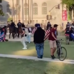 Los Angeles, polizia a cavallo carica i manifestanti