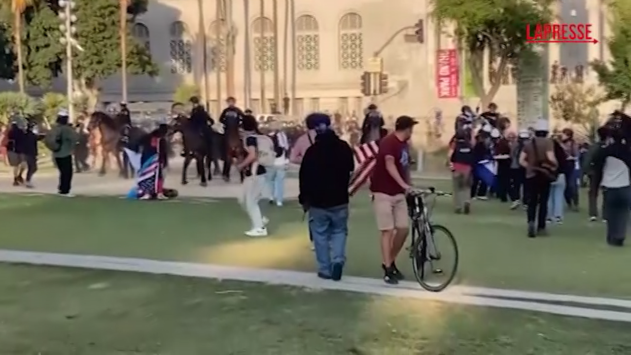 Los Angeles, polizia a cavallo carica i manifestanti Los Angeles, polizia a cavallo carica i manifestanti