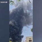 Aereo caduto in India, la colonna di fumo nero dal luogo dello schianto