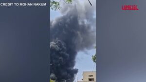 Aereo caduto in India, la colonna di fumo nero dal luogo dello schianto
