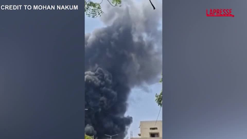 aereo caduto in india la colonna di fumo nero dal luogo dello schianto
