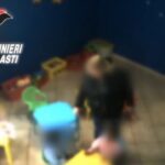 Violenze e insulti razzisti a bimbi della materna, sospese 2 educatrici ad Asti
