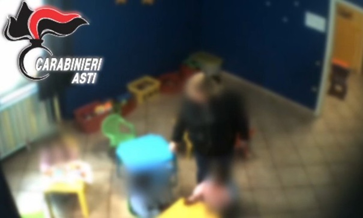 Violenze e insulti razzisti a bimbi della materna, sospese 2 educatrici ad Asti Violenze e insulti razzisti a bimbi della materna, sospese 2 educatrici ad Asti