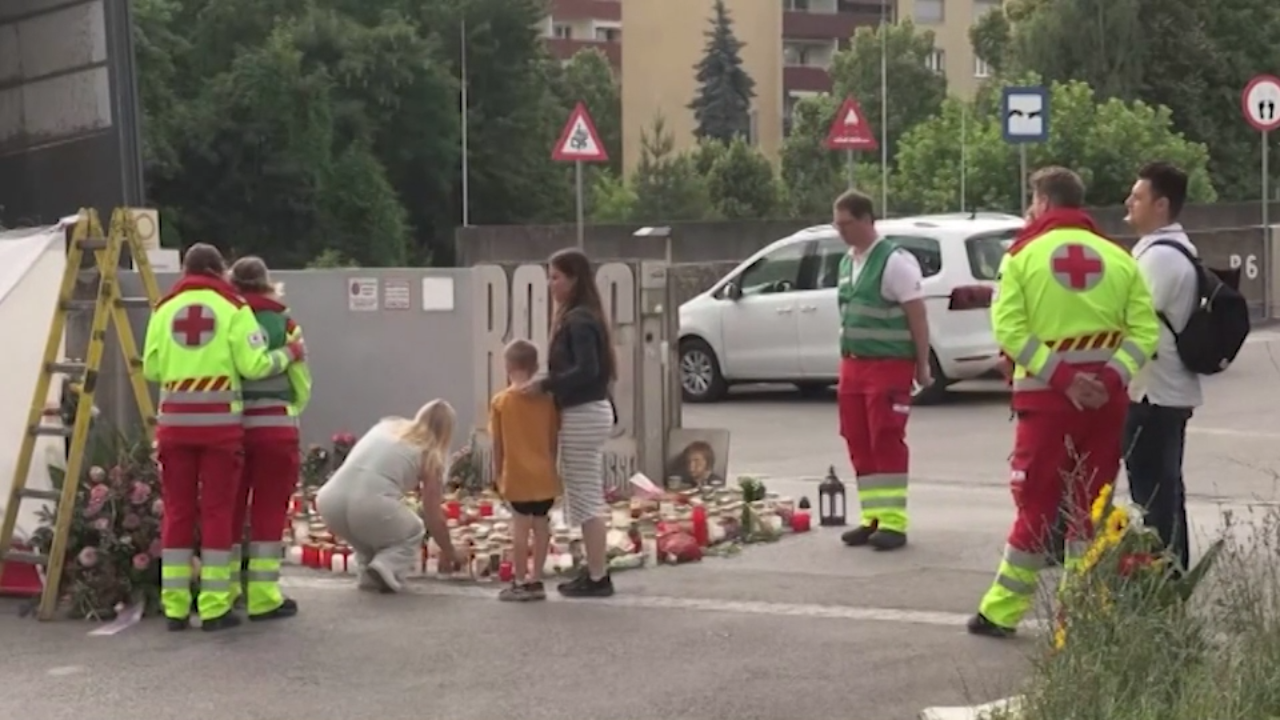 strage di graz candele e fiori in memoria delle vittime