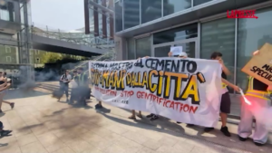 Milano, blitz del centro sociale Cantiere a Porta Nuova contro la speculazione edilizia