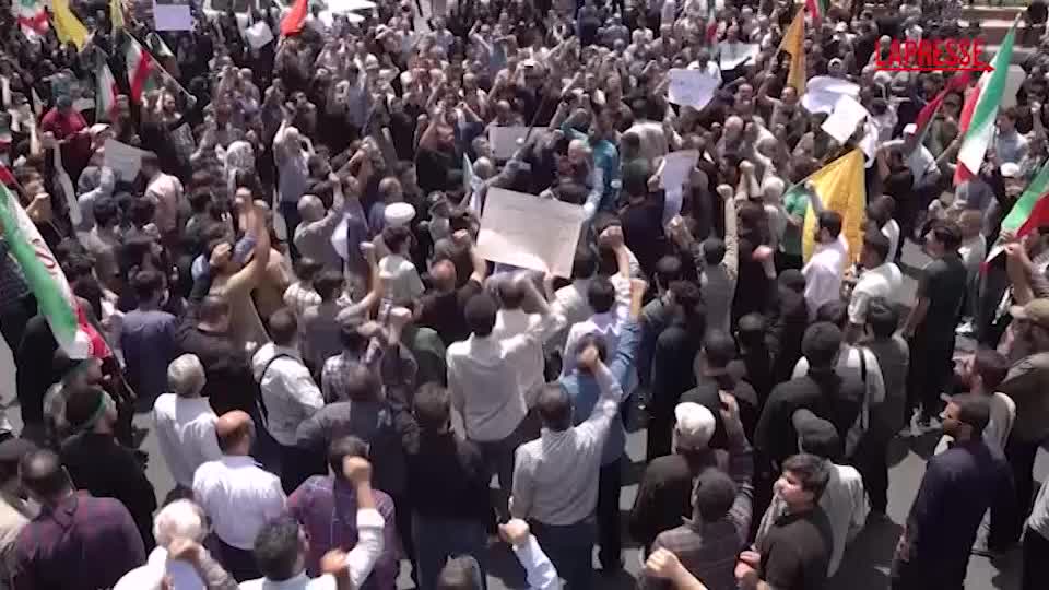 israele attacca iran in centinaia protestano a teheran