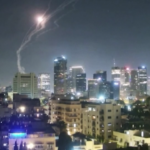 Israele, missili dall’Iran su Tel Aviv: colonna di fumo
