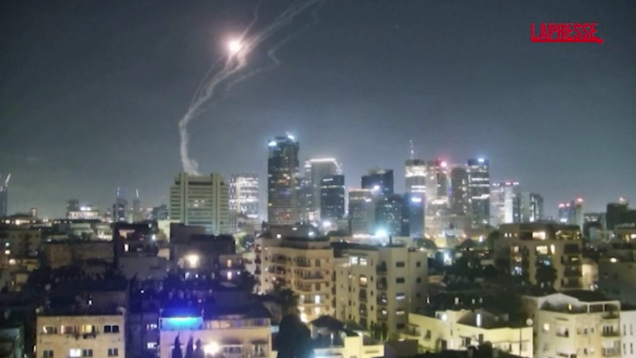 Israele, missili dall’Iran su Tel Aviv: colonna di fumo Israele, missili dall’Iran su Tel Aviv: colonna di fumo