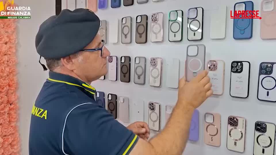 reggio calabria gdf scopre e sequestra un opificio di prodotti contraffatti con annesso show room