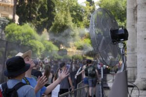 Turisti cercano refrigerio durante un'ondata di caldo in Italia