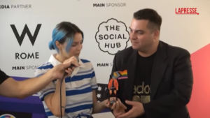 Roma Pride 2025, la madrina Rose Villain riceve una statuetta