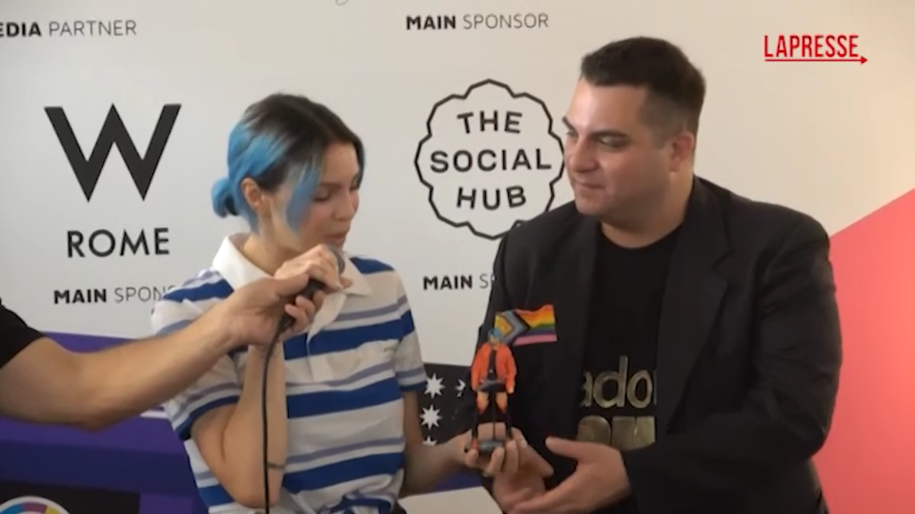 Roma Pride 2025, la madrina Rose Villain riceve una statuetta Roma Pride 2025, la madrina Rose Villain riceve una statuetta