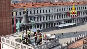 Venezia, spettacolare esercitazione dei vigili del fuoco sulla Torre dell’Orologio
