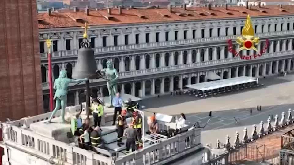 venezia spettacolare esercitazione dei vigili del fuoco sulla torre dell8217orologio