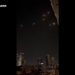 Tel Aviv, Iron Dome in azione per intercettare l’attacco iraniano: il video girato da un palazzo