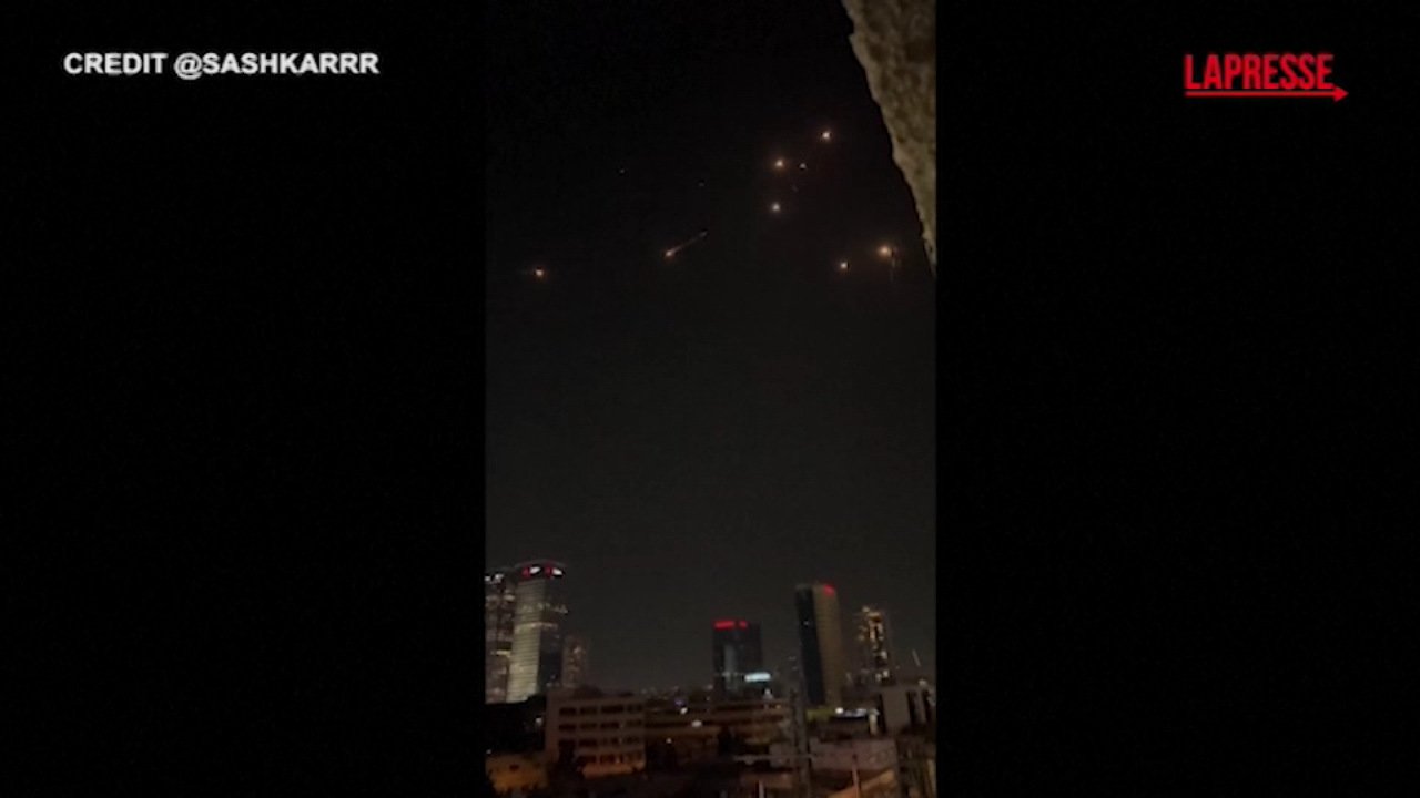 Tel Aviv, Iron Dome in azione per intercettare l’attacco iraniano: il video girato da un palazzo Tel Aviv, Iron Dome in azione per intercettare l’attacco iraniano: il video girato da un palazzo