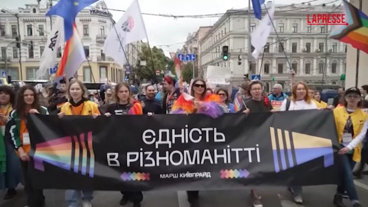 Ucraina, la guerra non ferma la sfilata del Pride a Kiev Ucraina, la guerra non ferma la sfilata del Pride a Kiev