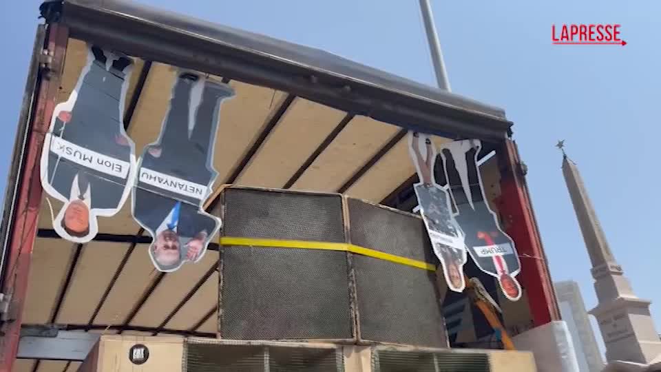 Roma Pride 2025, sul carro le sagome a testa in giù di Trump, Rowling, Musk e Netanyahu: è polemica Roma Pride 2025, sul carro le sagome a testa in giù di Trump, Rowling, Musk e Netanyahu: è polemica