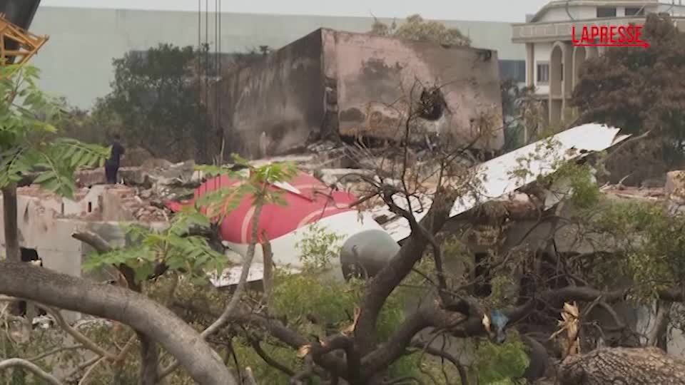India, si cerca ancora tra le macerie mentre i parenti delle vittime attendono notizie India, si cerca ancora tra le macerie mentre i parenti delle vittime attendono notizie