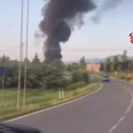 Forlì, incendio in azienda a Mercato Saraceno: densa colonna di fumo nero